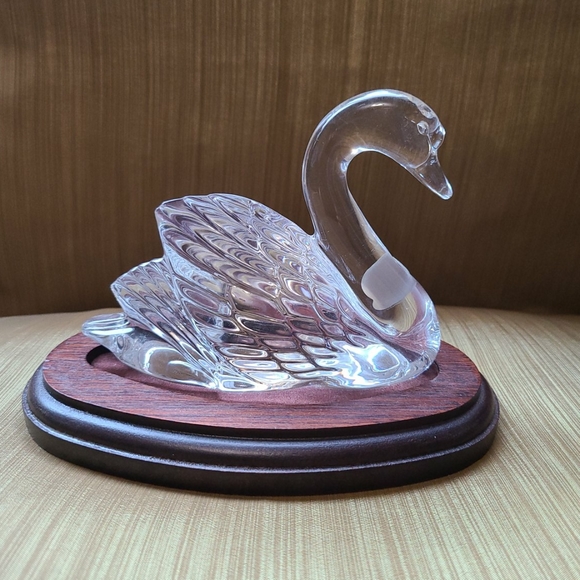 Waterford Legends & Lore Swan Figure with Stand - Picture 2 of 5